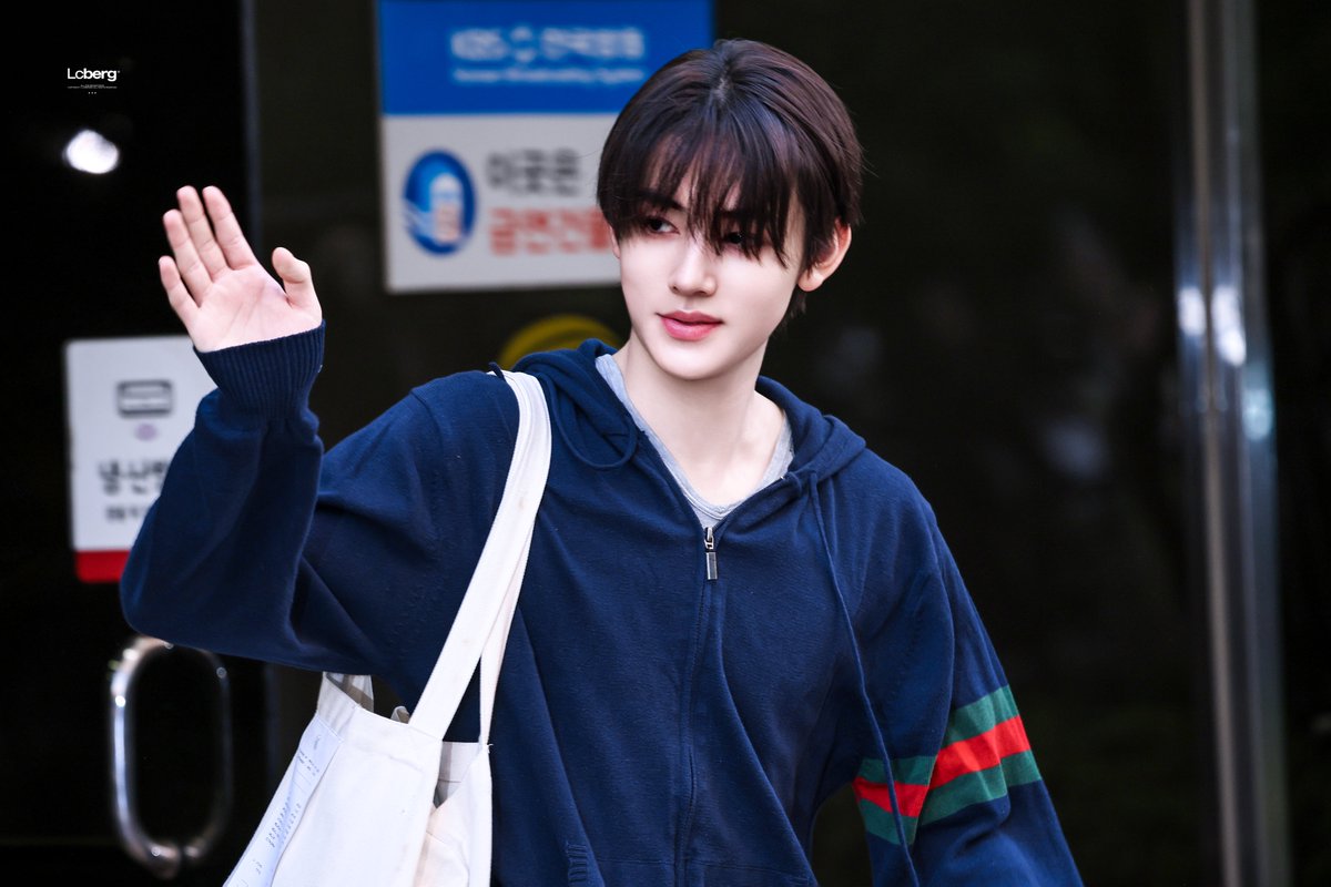 Lcbergsh's tweet photo. 260424 KBS 퇴근

오늘도 수고했어💙

#코르티스 #CORTIS #성현 #SEONGHYEON https://t.co/RYsls3WLVb