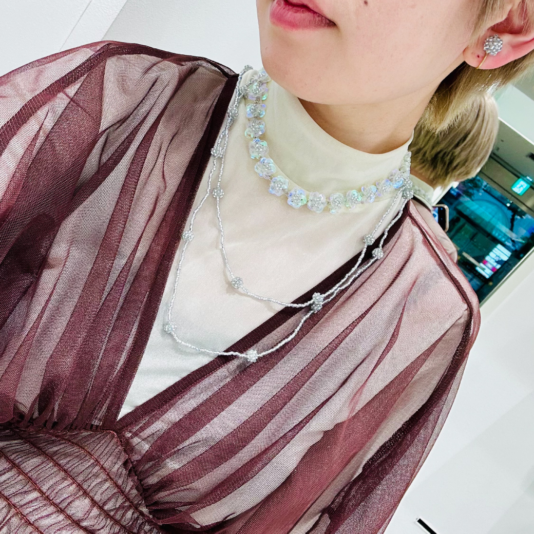designsix's tweet photo. 1連〜3連まで長さを変えて楽しめ、手首にぐるぐる巻いてブレスレットとしても使えるマルチユースなPETITE KIRI NECKLACEに、新たに人気の2色が加わりました。

涼しげな印象のICE BLUEと、肌なじみの良い上品なCHAMPAGNE PINKの2色展開です。

▼購入ページ
https://t.co/sX8aWvg46p https://t.co/dT1c9NcgDy