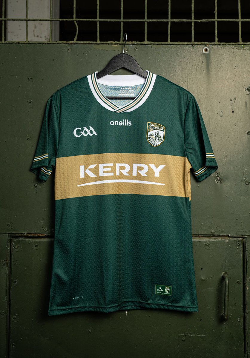 KerryGAAStore1's tweet photo. 🏐 Match Day!
Kerry GAA 🆚 Clare GAA
🗓 Saturday | ⏰ 2PM
📍 Zimmer Biomet Páirc Chíosóg
Heading to the game? Call into our shop before you go for all your gear 🟢🟡
#KerryGAA #MunsterChampionship https://t.co/URKNLXUNlW