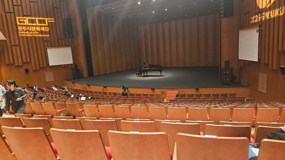 ソウル近郊、京畿道の広州という町まで、クンウー•パイク（白建宇）のシューベルトを聴きに来た。ステージまでこの距離感で、たった3万ウォン。ソウルでは考えられない。いや、あの武蔵野もこれには脱帽かも。うちはソウルだけど、こっちのが江南よりも帰るのがはるかに楽。