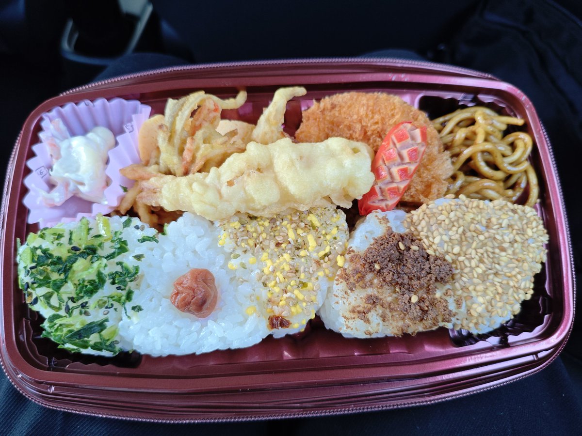 sunflower4187's tweet photo. おむすび弁当でお腹いっぱい。
最近ストレスで食が細い。。。 https://t.co/1JaedSMOrK