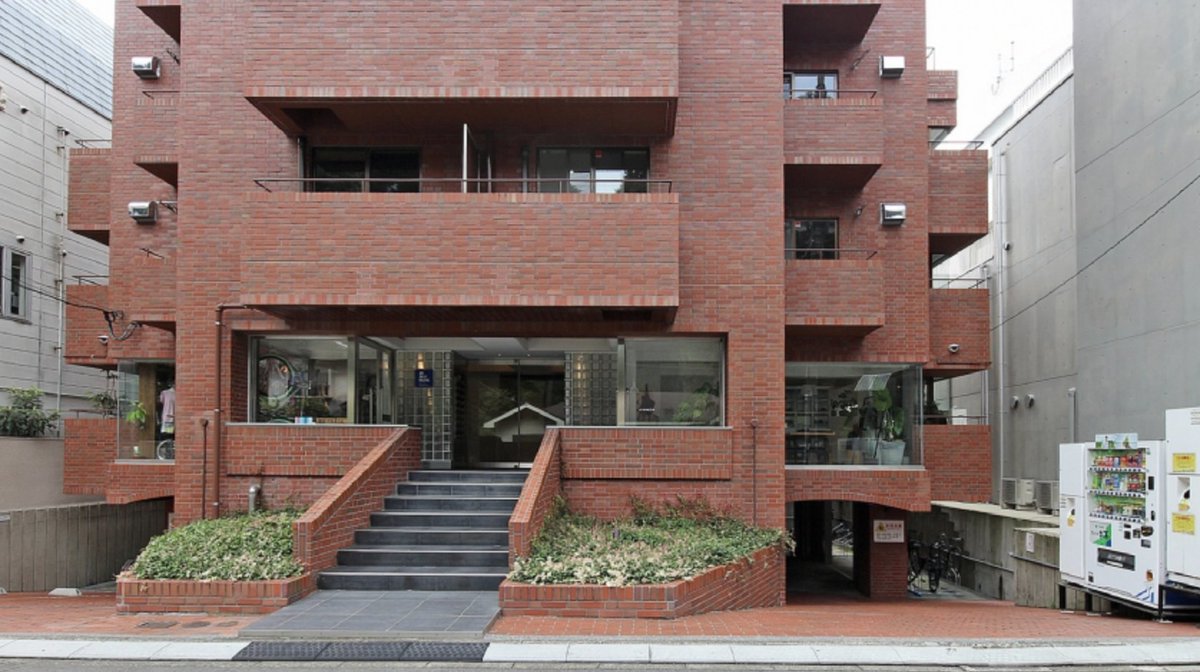 TATODESIGN's tweet photo. 千駄ヶ谷、新宿御苑沿の賃貸物件です。お部屋は3-4人のオフィス利用に良さそうなワンルームタイプ。内装は、無垢フローリング+塗装壁+天井躯体露しのリノベーション済です。
【45平米〜/住居・事務所/千駄ヶ谷駅/徒歩5分】
https://t.co/BX2DNwcvJ7 https://t.co/XYky5Ryh86