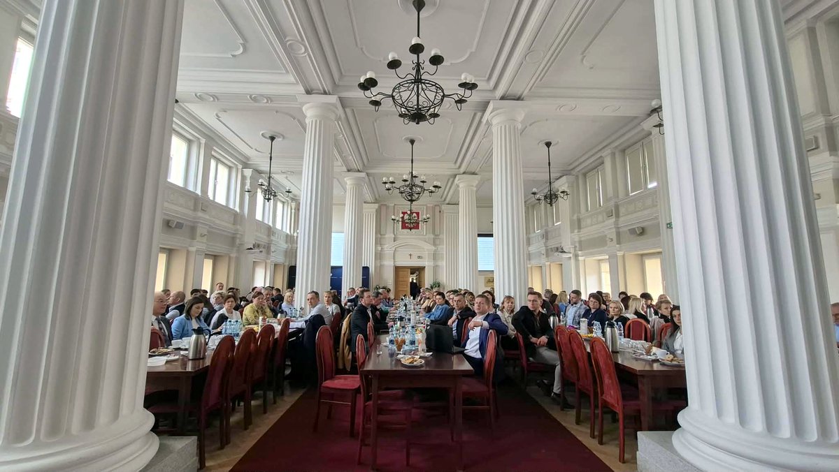 puwrzeszow's tweet image. 📌W @puwrzeszow odbyła się narada z kierownikami USC z województwa podkarpackiego. 

👥Omówiono bieżące wyzwania, ujednolicenie procedur oraz dalszą standaryzację obsługi mieszkańców. 

#PUW #Podkarpackie #USC #Rzeszów