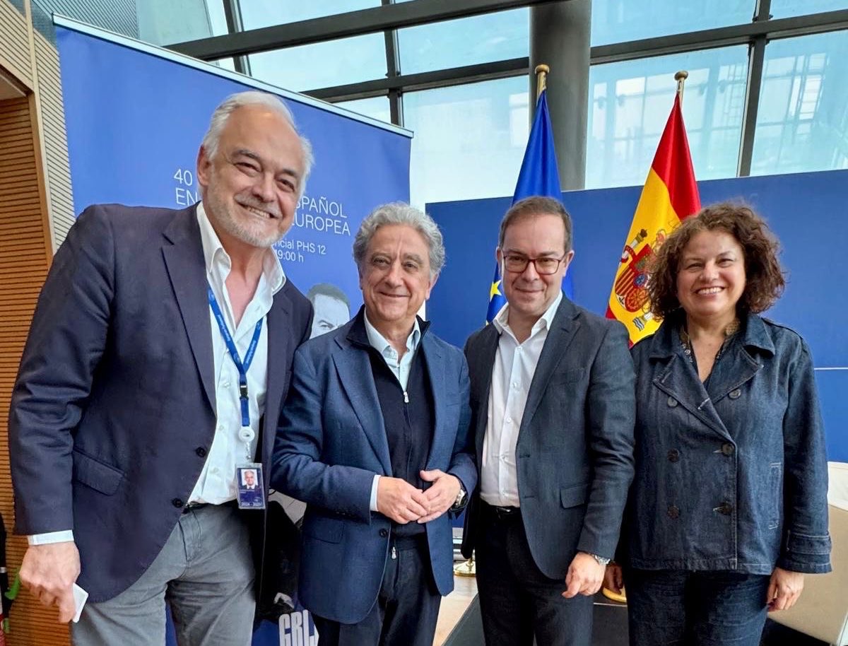PresidenciaGOIB's tweet photo. 🇪🇺 La directora general de Relacions Institucionals i amb el Parlament, @XescaRamisPons, ha participat a Brussel·les en les sessions de la Comissió NAT del @EU_CoR, donant suport a l’aprovació de dictàmens clau i seguint debats determinants per al futur dels territoris europeus.

També ha assistit a la presentació d’un estudi sobre l’impacte dels aranzels en les exportacions de la UE als Estats Units i ha visitat el Centre de Coordinació de la Resposta a Emergències 🚨 de la Comissió Europea, coneixent de primera mà els mecanismes europeus davant situacions d’emergència.

La seva participació s’ha estès a espais de diàleg cultural, com l’acte del 40è aniversari de l’espanyol com a llengua oficial de la UE, i a la Comissió ECON, amb l’aprovació d’un dictamen clau per impulsar el teixit empresarial europeu.
