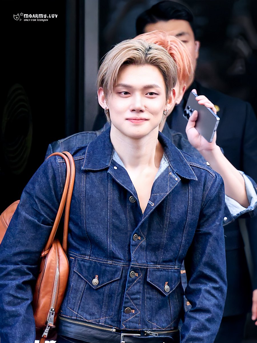 Moarmyluv's tweet photo. 260424 뮤뱅 퇴근 🦊
비주얼 미쳤다...

#투모로바이투게더 #TOMORROW_X_TOGETHER
#연준 #YEONJUN #ヨンジュン https://t.co/MBPoBHaM7I