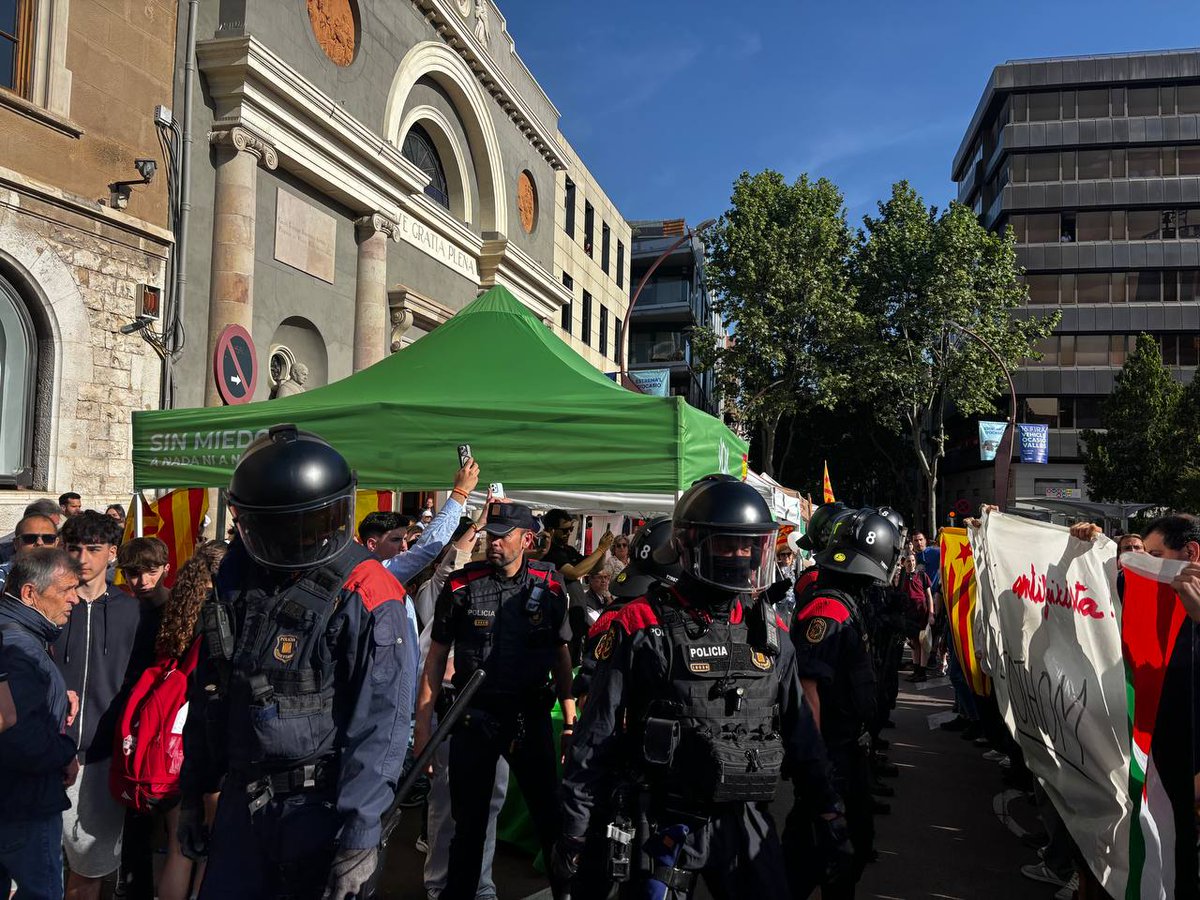 ArranSbd's tweet photo. Espanyolisme és racisme.
Espanyolisme és feixisme.
Plantem-los cara! https://t.co/mUtndTbTAh
