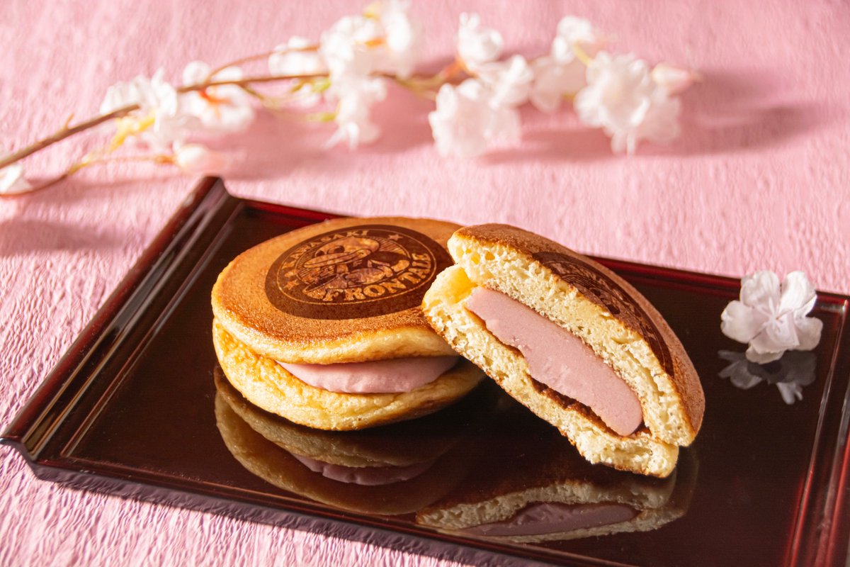 Fsweets_k's tweet photo. 🌸シーズン終了🌸
#末広庵 さんとのコラボどら焼きは、季節限定のさくらの風味いっぱいのあんをたっぷりと挟んださくらあんが今年最後の販売🌸
定番のつぶあんももちろん販売します。
お値段は変わらず400円です。  
#frontale https://t.co/DDQu9KvEvG