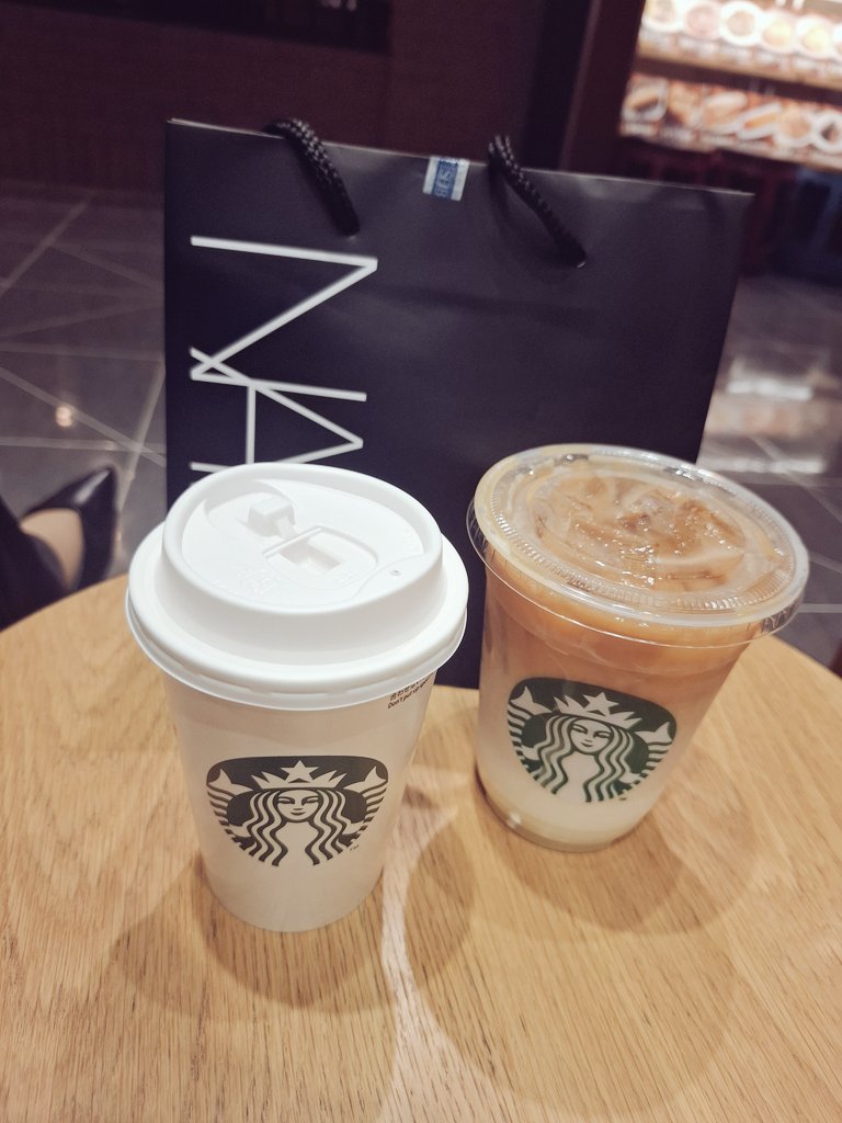 ktinas17's tweet image. お仕事帰りに予約してたNARS ライトリフレクティング ルミナイジングスティックとチークを買って来た。
自分甘やかし時間💜

#NARS
#コスメ購入品
#スタバで一休み