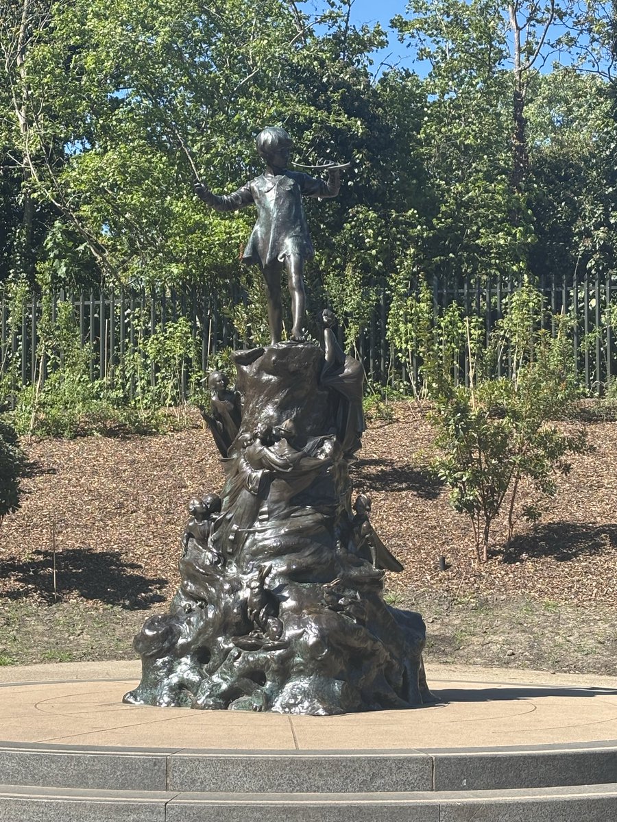susa30460's tweet image. Wander around Kensington gardens this morning . Cloudless blue skies , gorgeous scenery # Kensington #gardens #blueskies #london