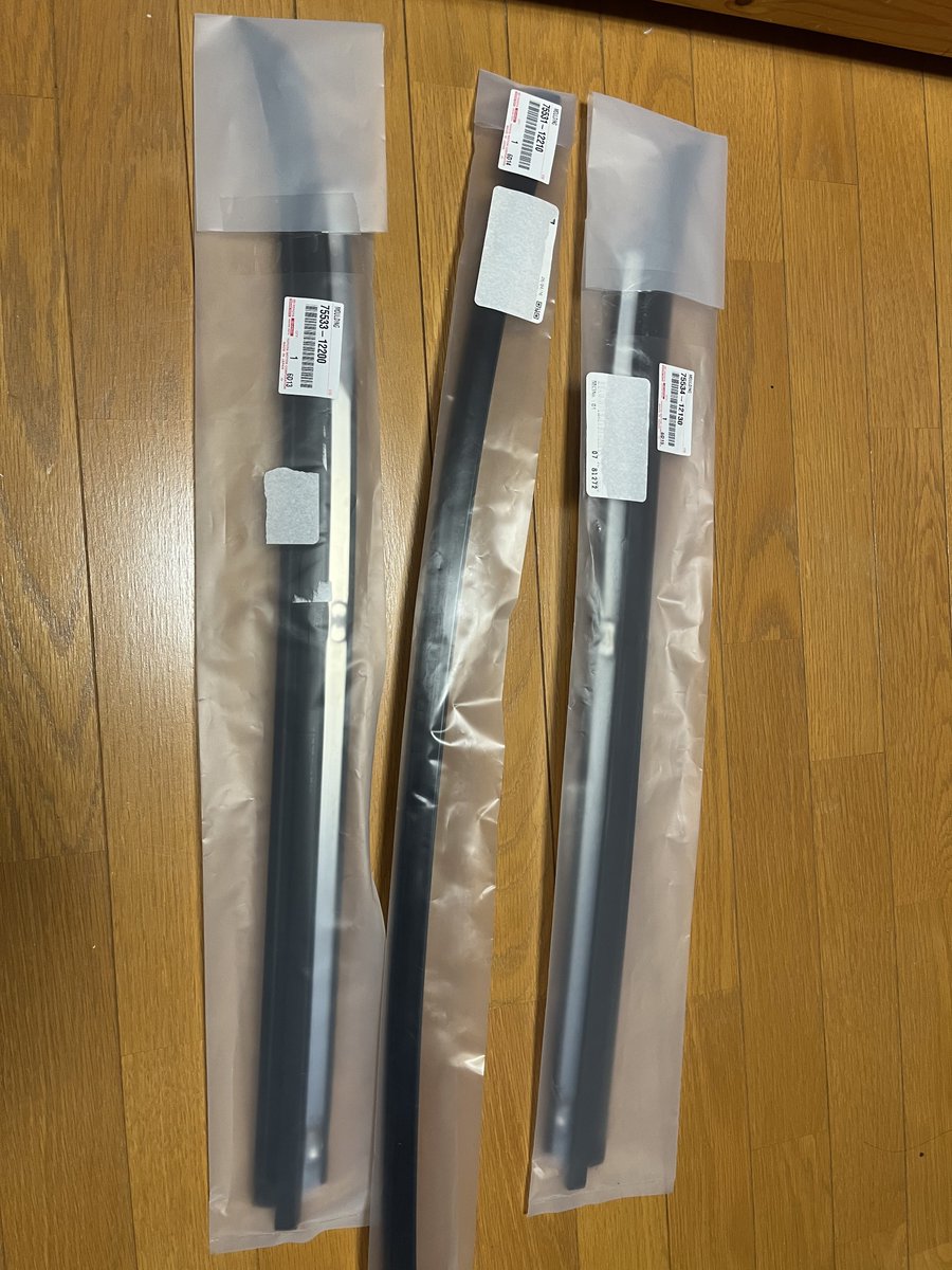 AE85_AE86_MT's tweet photo. 皆さんだいすきAE86純正パーツ
フロントガラスモール(車台番号5〜)
まだ新品出ますよ〜
出るうちに買っておくんだぞ https://t.co/G2fGvESddq