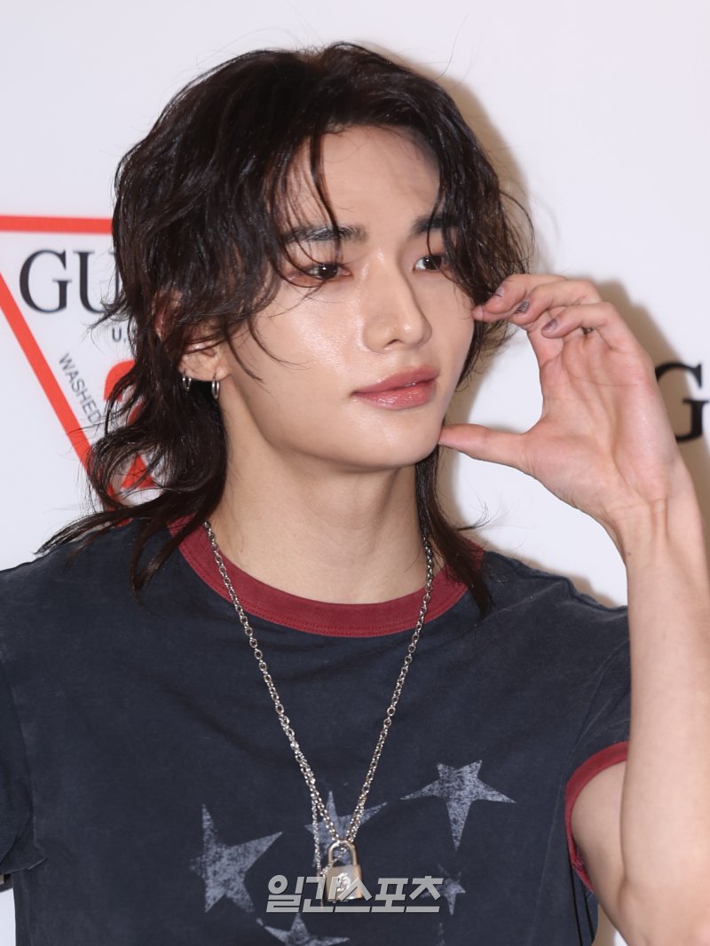 julistay143's tweet image. Wooow, me deja absolutamente SIN PALABRAS la cuteness aggression de nuestro querido Guess Prince!! Qué guapísimo está con ese look y qué facecard tan BRUTAL tiene!! Te queremos, Hyun!!💙🩵🤍🥟🐥👕👖🇰🇷 
HYUNJIN AT GUESS POP UP SEOUL
#HYUNJIN_GUESSRoom1981 #guesspopup #prince