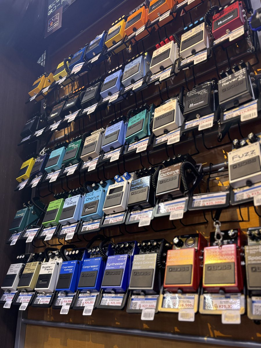 shima_hiro4ma's tweet image. 【#エフェクター担当の菅です。】
広島パルコ店にはBOSSエフェクターの壁なるものが存在します。。。

#BOSS #エフェクター