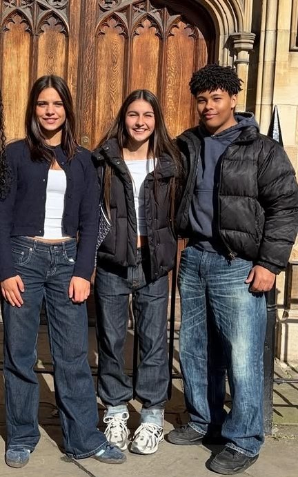 Penelope Clearwater, Pansy Parkinson e Miles Bletchley juntos em nova foto