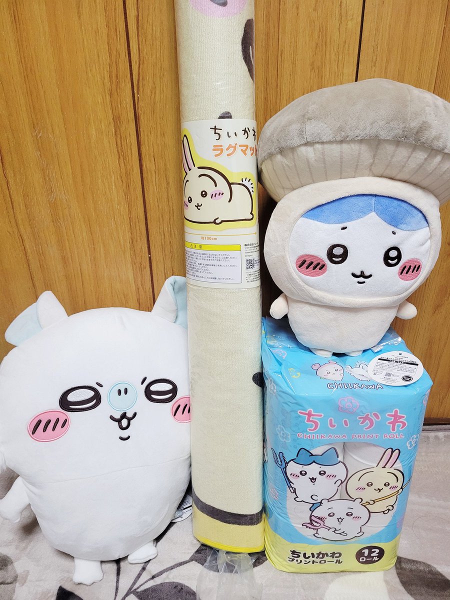 nasebanasu's tweet photo. 旦那がクレーンゲームで次々取ってくる、かわいいけど置き場所に困るちいかわグッズ https://t.co/2wT0v0vZ7k