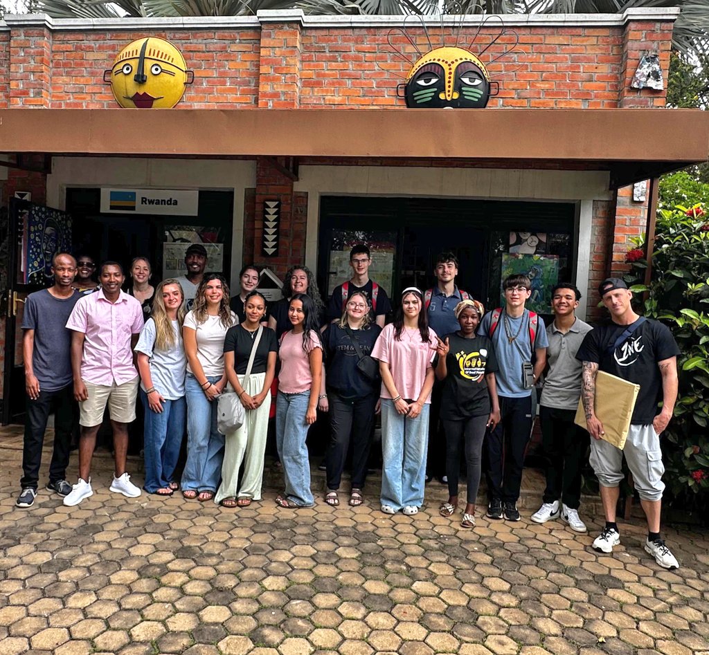 KigaliDeafArt's tweet image. Visitors from Hope Chapel Church (USA) thanks for your continued support &amp;amp; visits to KDAG since 2024. Your kindness &amp;amp; encouragement help promote Deaf artists’ creativity, inclusion &amp;amp; awareness in Rwanda &amp;amp; beyond We truly appreciate your partnership. God bless you all 🙏
#Support