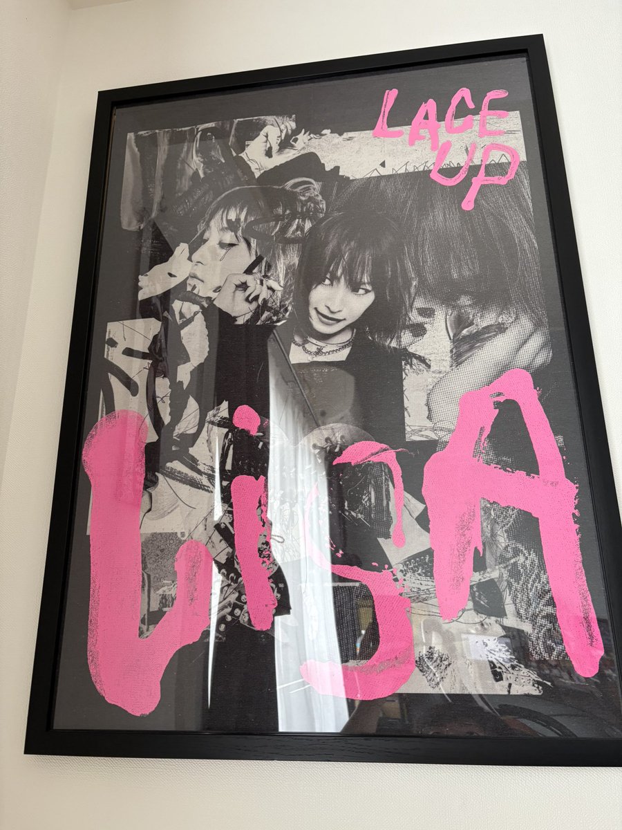 LACE UPのタペストリー
B2ポスターフレームが最適解(上の紐は取る)なのでぜひ

先人の方が既に居ましたらすみません！

#LiSA_LACEUP