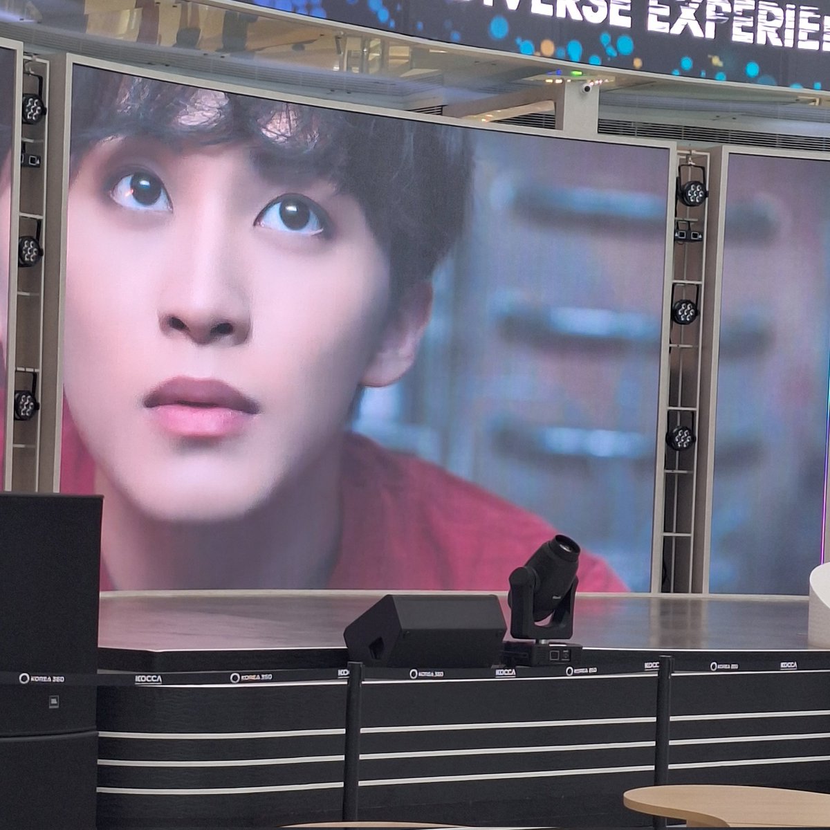 EM0KITTi's tweet image. #recap hari ini, agenda utama gua dan oomf adalah lihat iklan mahae dan ujin di lotte sekalian wfc dan gak ada yang terlaksana end up kita ngopi dan nonton