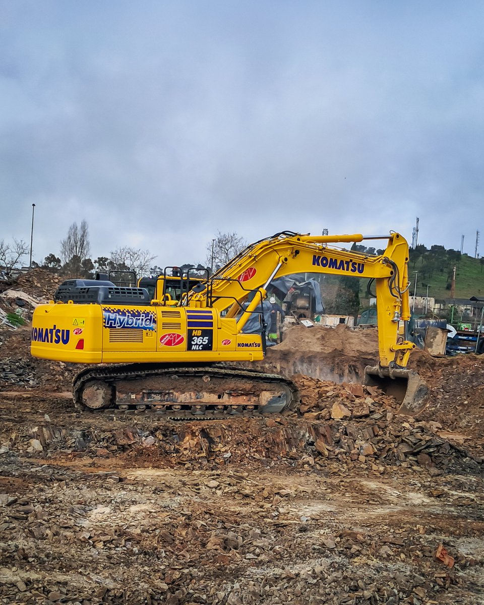 KomatsuEspana's tweet image. Hoy compartimos las fotos de esta excavadora híbrida #Komatsu HB365NLC-3 recientemente entregada.