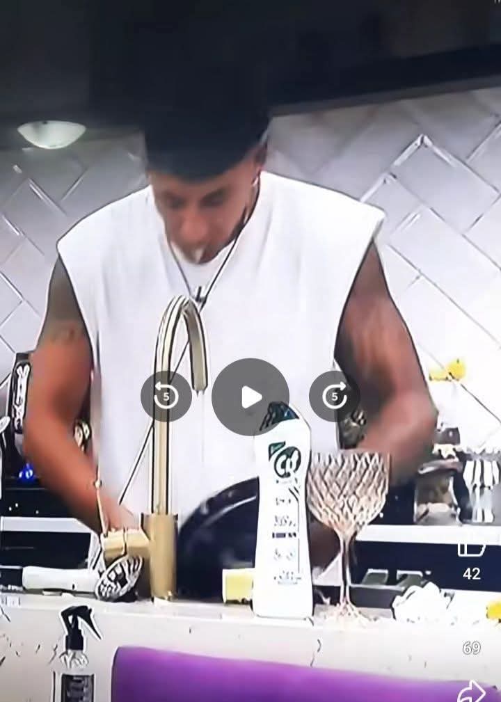 Escupe los platos!!!MUCHO ODIO ACUMULADO.
POBRE TIPO....
AFUERAAAAA.....!!!!!!No escriban Braian....se escribe Brian al 9009. Porque si no le anulan el voto.
#GranHermanoGeneraciónDorada 
#GranHermano 
SUCIO ASQUEROSO ESCUPE LOS PLATOS