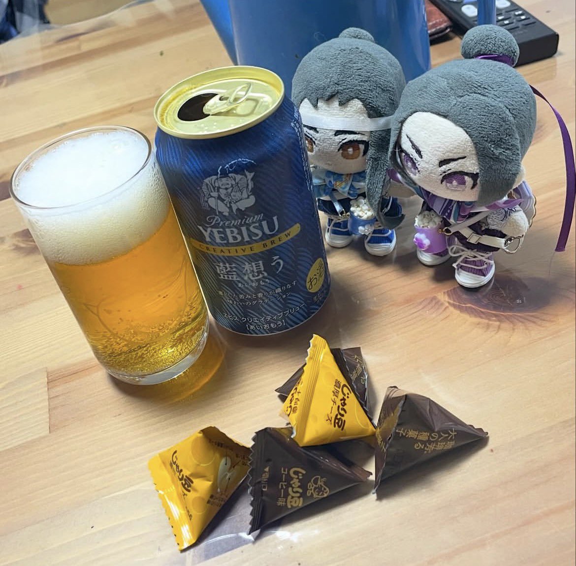 なんだ　これ
あいおもう　ってかいてあります
あい
これは　にがいおのみものですね？
おおきいやつは　にがいのがすきなのか？