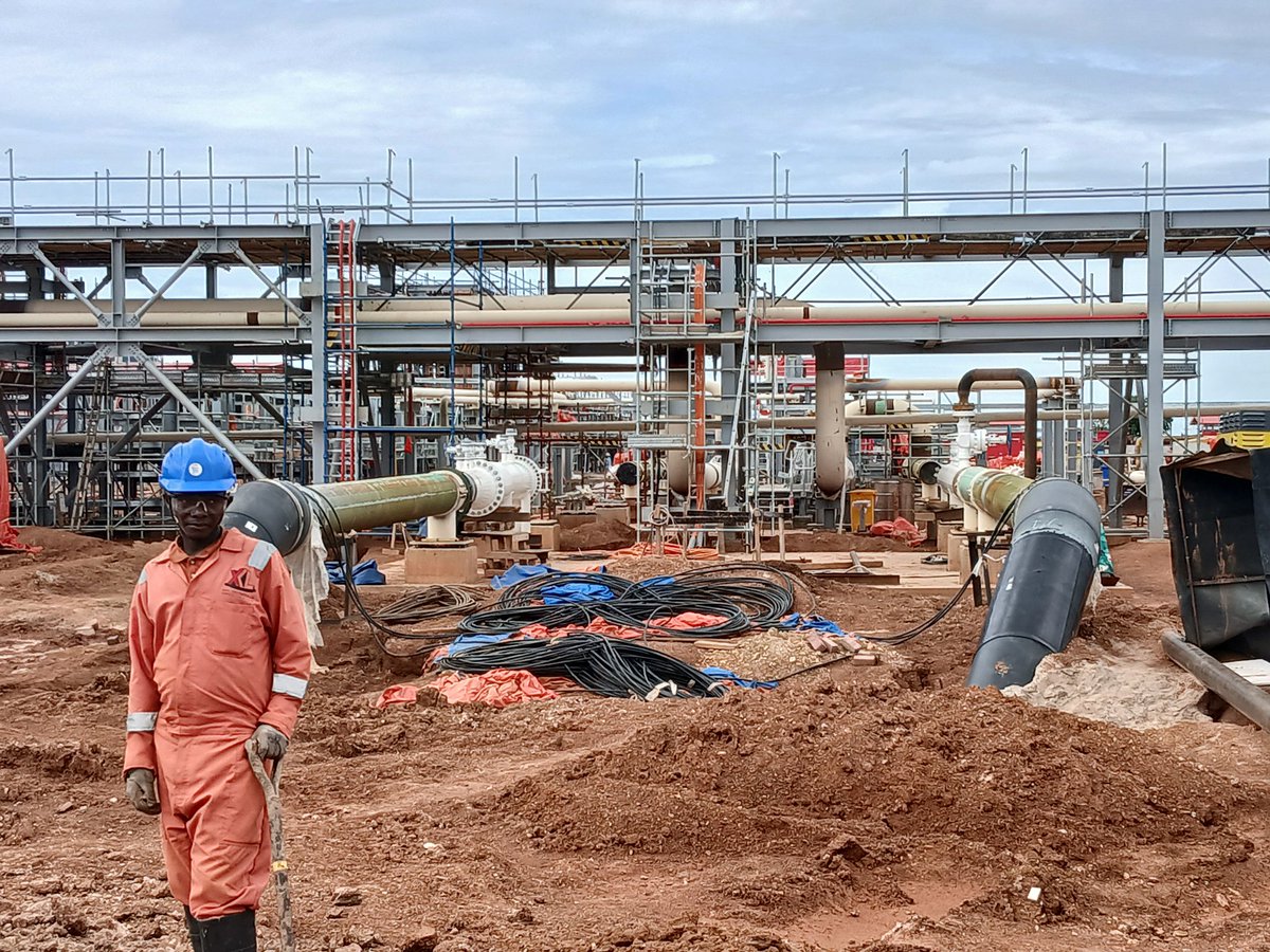 YSsempogo's tweet photo. The goosenecks (black) of the 95-kilometer feeder pipeline, which will deliver crude oil from the #TilengaProject in Buliisa & Nwoya to Pump Station One (PS1) in Hoima.
PS1 is where the @EACOP_ starts & where refinery crude oil will be picked.
#RoadToFirstOil https://t.co/ESWGAh0nov