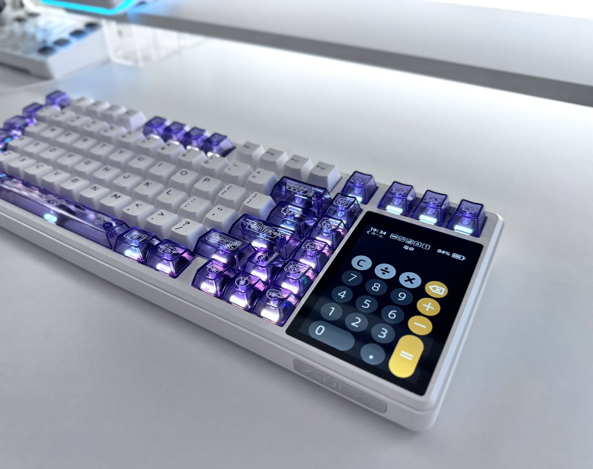 kirak_mono's tweet image. タッチ操作可能な巨大スクリーン付き
キーボードが凄かったです….ᐟ.ᐟ

『AULA L99 IPSタッチスクリーン 』

・マウス操作ができる🖱️
・推しの画像＆動画設定可能❕
・電卓、ポロドーロタイマー、音量、etc…。

しかも打鍵音はコトコト!!
#desksetup #keyboard