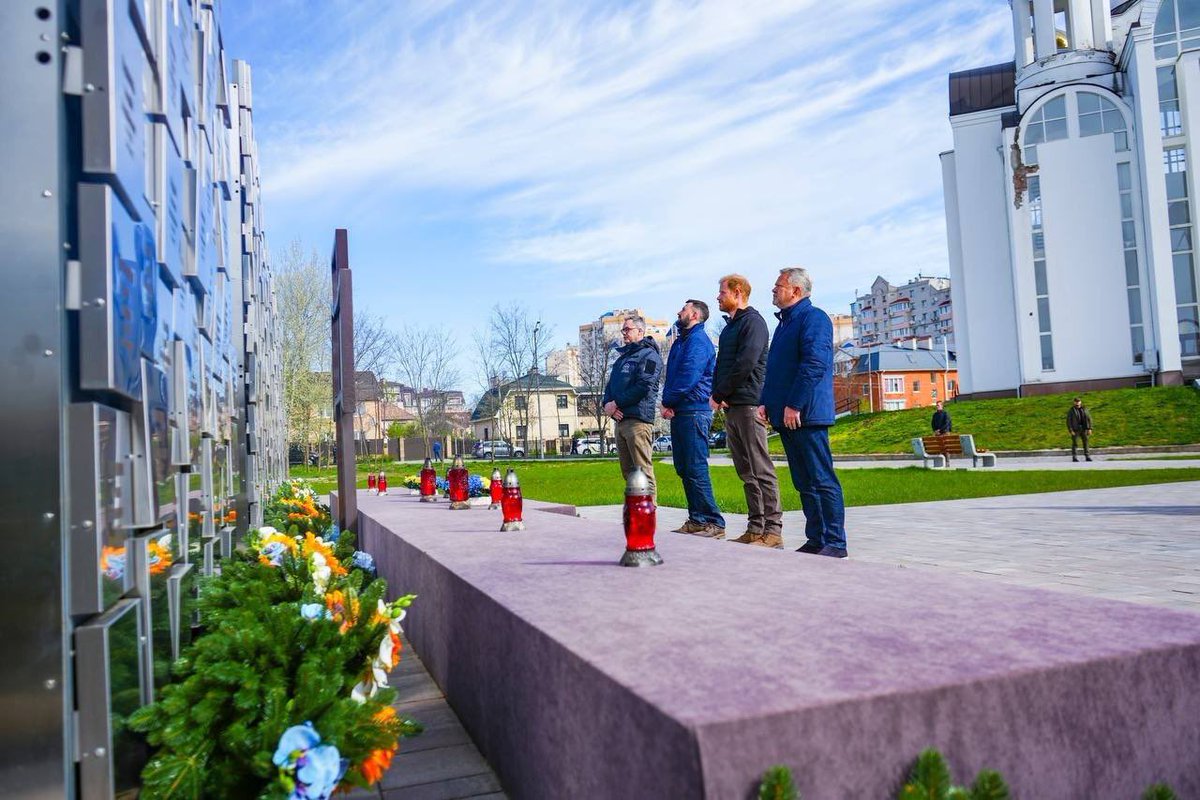 saintjavelin's tweet photo. Prince Harry visited Bucha.

The Duke of Sussex visited the memorial dedicated to residents of the community who were killed by Russians.

Photo: Anatolii Fedoruk https://t.co/NsJwBGgknd