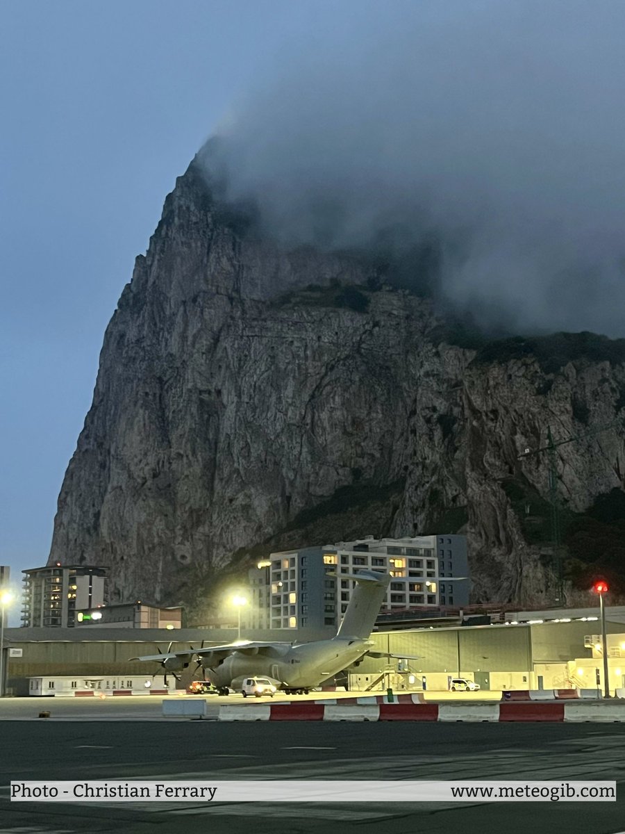MeteoGib_'s tweet image. #Gibraltar - 24/04 - late April and what a miserable start to the day but with this fab shot of the Rock and a visiting #RAF #A400 - thanks to MeteoGib follower Christian Ferrary - with cloud/ visibility lowering in outbreaks of rain and drizzle - at 12:30pm, it's now 17C.