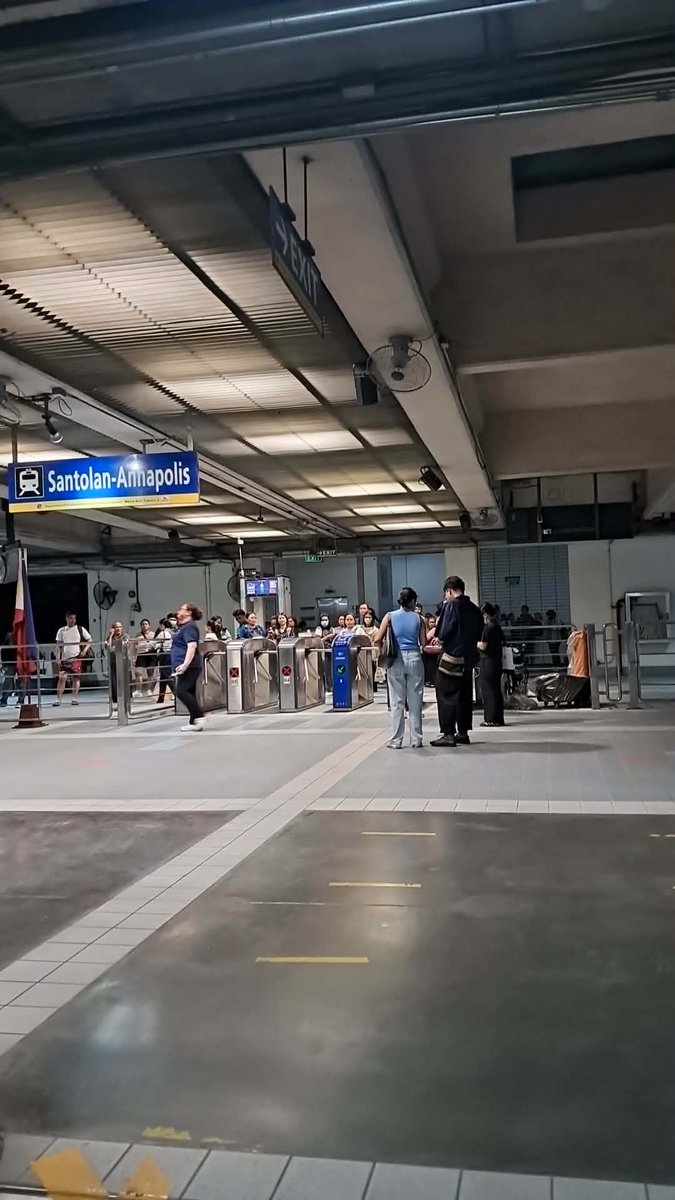 Breaking:  Operasyon ng MRT 3 sa Santolan (both bound) pansamantalang pinatigil dahil sa nasusunog umanong bus sa bahagi ng Ortigas EDSA,  hindi na rin pinapayagang magpapasok pa ng pasahero.