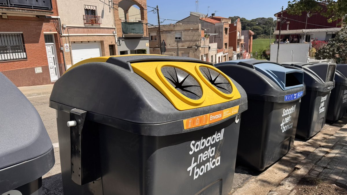 Aj_Sabadell's tweet image. #ARA ♻️ Roda de premsa per presentar els nous contenidors a Poblenou 

🚮Renovem 64 contenidors al barri per fer més fàcil, còmode i accessible la recollida de residus

#Sabadell #SabadellNeta #Residus #EspaiPúblic