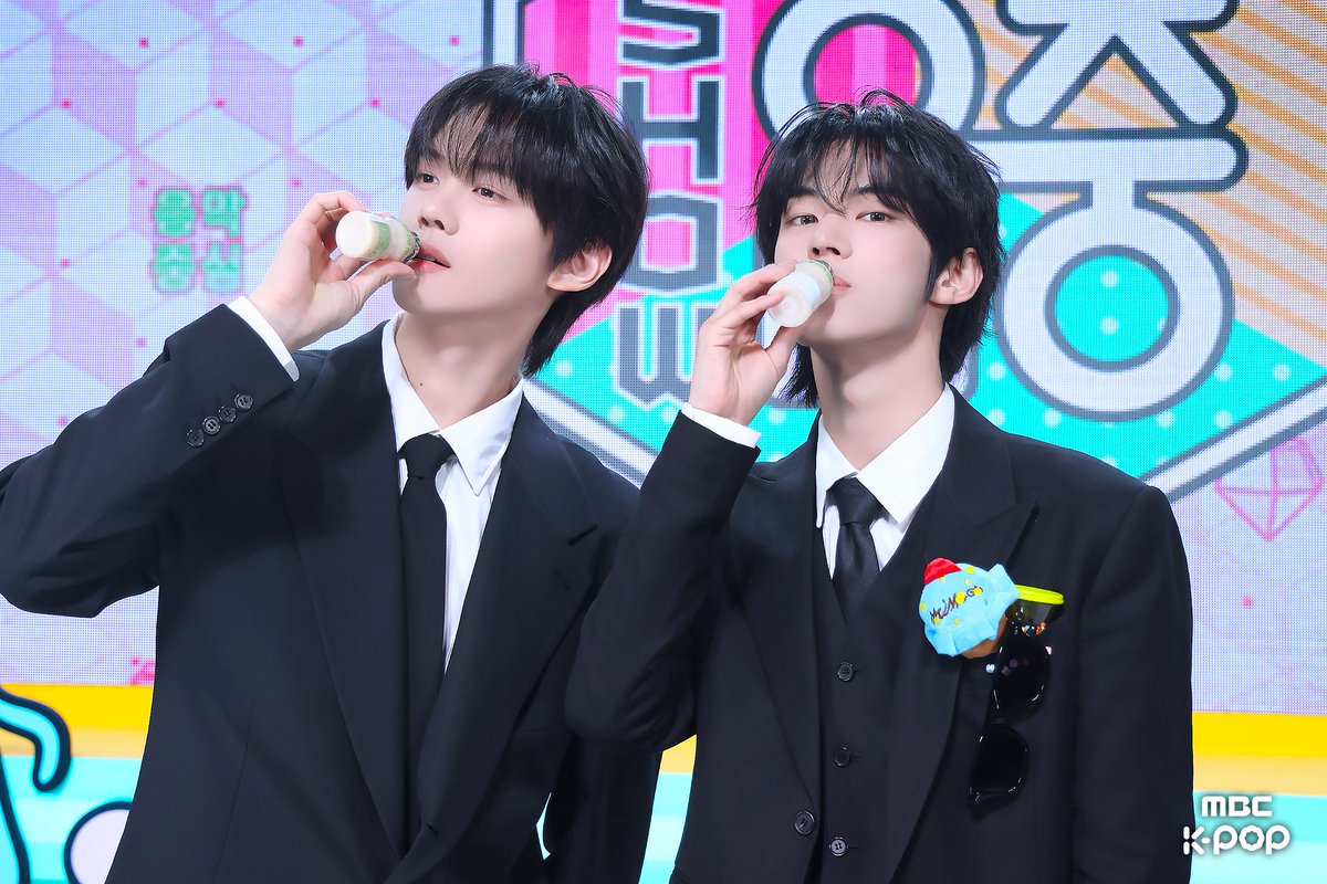 📌 음중 주식회사 보스 베이비 콩또
같이 달달한 거 한잔할래?🍼 ૮₍｡• ༝ •｡ ₎ა 

#쇼음악중심 내일 3:15 PM에 만나요😎

260418 #쇼음악중심 #음중 #규빈 #TWS #도훈 
@tws_pledis <a href="/AND2BLE/">AND2BLE</a>