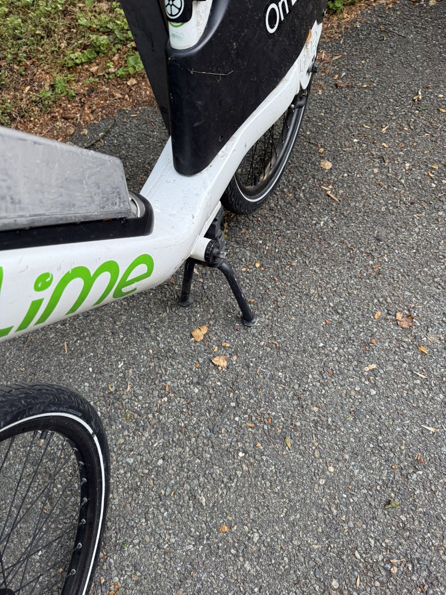 Hey <a href="/limebike/">Lime</a>. Not sure anyone is going to be able to ride this busted bike off the <a href="/MontgomeryParks/">Montgomery Parks</a>’ Capitol Crescent Trail at the DC line..   will you come get it or will it live here now?

(at least whoever rode it last and broke it chained it I guess..?)  <a href="/CCTreports/">CCT Coalition</a>  <a href="/DDOTDC/">DDOT DC</a>