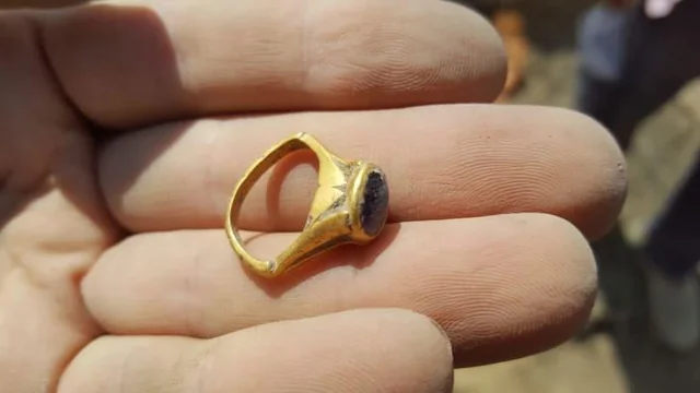 Curious_WRLD's tweet photo. A 1,500-year-old gold ring found in an ancient winery in Israel. 

The stone is Amethyst, which literally translates from Greek as 'not drunken.' It was worn as a 'hangover cure' by its owner. https://t.co/AGRnjsiF3w