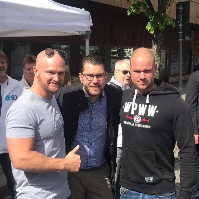 <a href="/susannasilfver/">Susanna Silfverskiöld</a> Men att Kristersson poserar med en högerextremist som hotar att döda meningsmotståndare, eller att partiledaren för det rasistiska fascistpartiet, som ni vill bilda regering med, poserar med nazister har <a href="/moderaterna/">Moderaterna</a> inga problem med? 
Pinsamma hycklare. 

#svpol