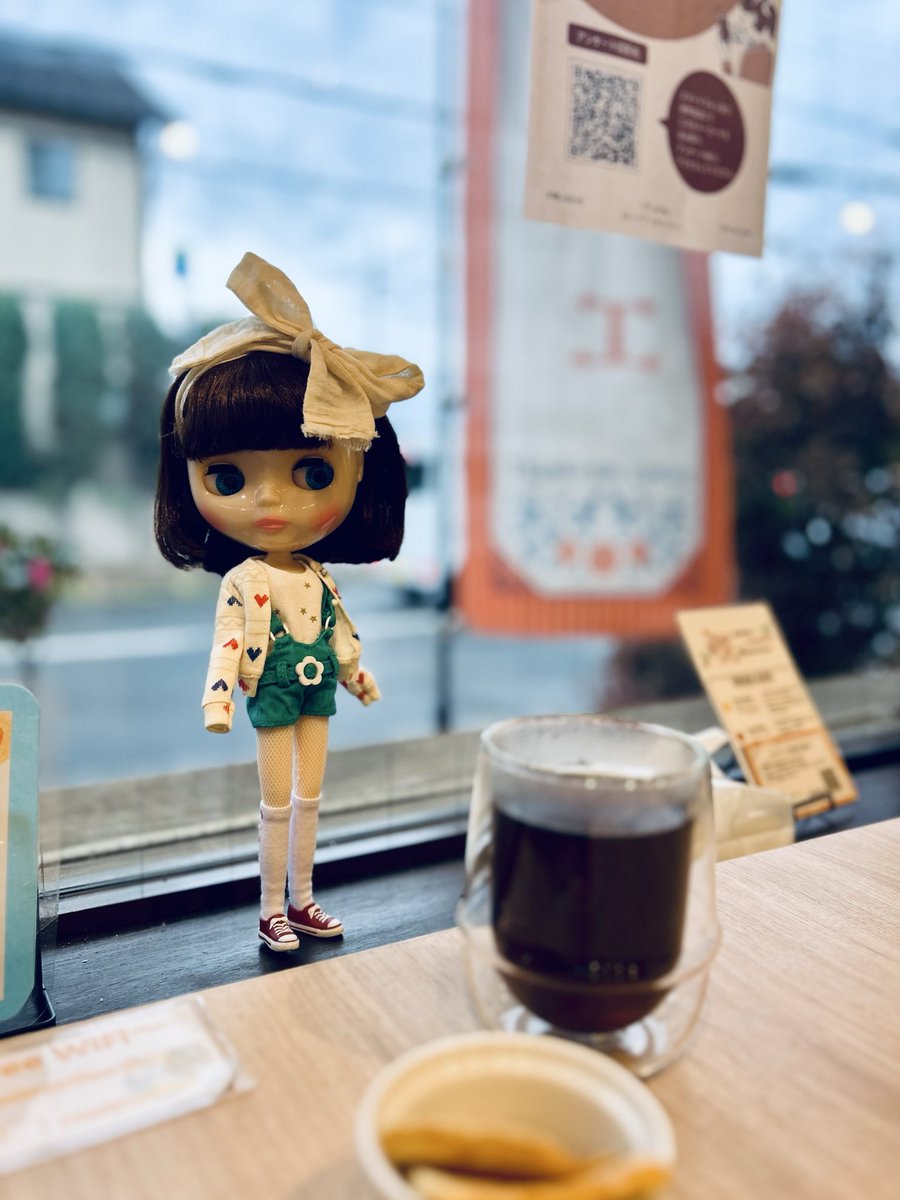 nettaigyoTeddy's tweet photo. 勤務おわりに知り合いのお店に寄って、しえりねぇさんとまったりデートしたから帰ってから原稿がんばる
#neoblythe https://t.co/OOrOayRc4E