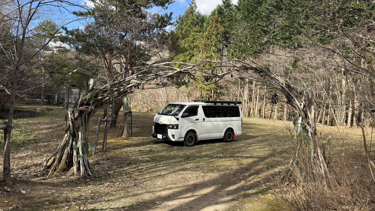 STEPPING_S's tweet photo. 流木アーチ

運営している札幌のキャンプ場
紅櫻アウトドアガーデン

今年で7年目

毎年色々な形にしてるアーチ
気付けば7年も作ってるなんて

装飾の中でもアーチは特別で
流木が繋ぐのは、外と内、日常と非日常
このアーチを潜って特別なキャンプ場にしたいという想い

特にここのアーチは大きい
4枚目の画像のハイエースが小さく見える

今年も日が暮れる前に完成しました！

明日は7年目のオープンイベント
公園内もお酒とフードイベント開催です

美味しい飲み物食べ物食べながらぜひ
キャンプ場の方に遊びにきてくださいね！

@bzoutdoorgarden