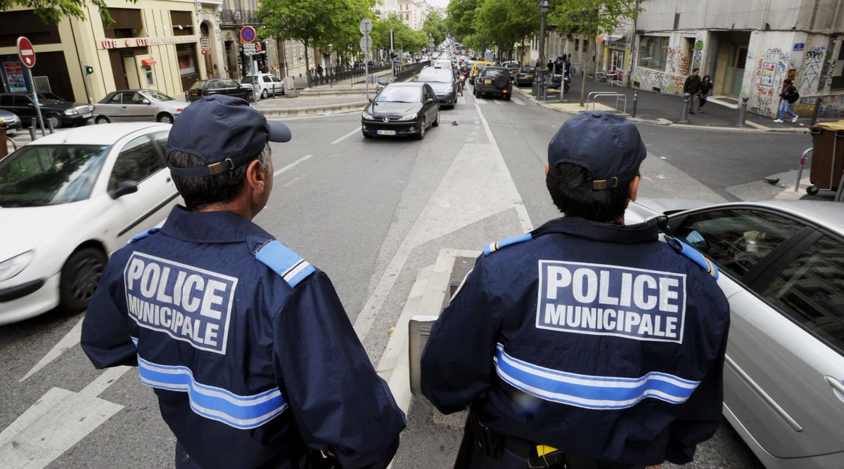 FranceNews24's tweet image. 🔴 INFO - #FaitsDivers : Un homme de 26 ans a été abattu par la police municipale à #Marseille après avoir brandi un #couteau lors d’un contrôle routier. Déjà condamné à 4 ans de prison pour trafic de stupéfiants et visé par un mandat d’arrêt, il faisait aussi l’objet d’une