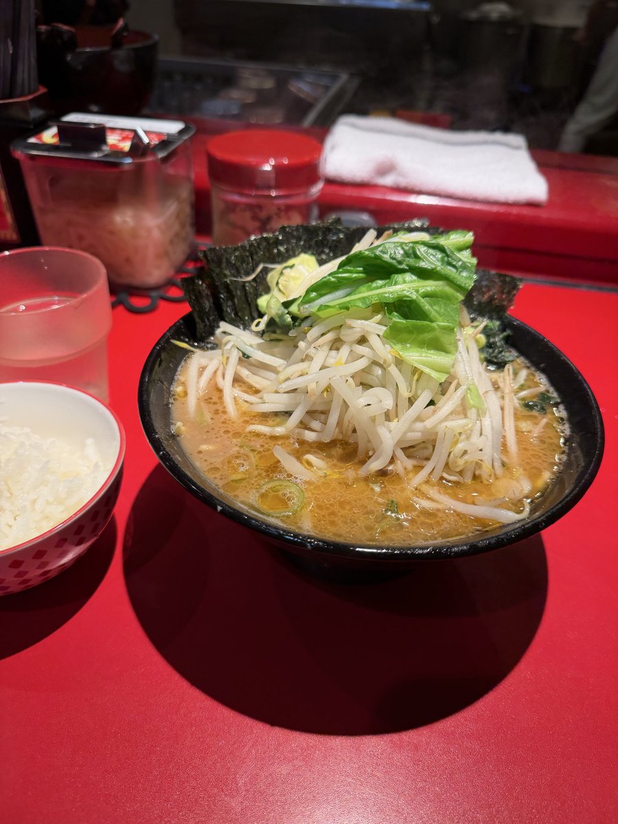 kenwhichi's tweet photo. 久々の厚木家。木村さーんが来たとか？早い時間なのに混んでた。
このラーメンはやっぱりおかずだな。
#ラーメンノリ増し野菜畑と半ライス https://t.co/L6uRZ7IGsp