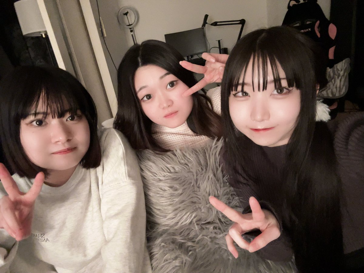 BarAries_'s tweet photo. こんばんは☪︎
テレビが欲しいことりです‼️

この前ことり邸でピザパしました🍕
あさひが到着してドア開けた第一声が「聞いてください‼️」で世紀末を感じた。よく喋るおもしれー女。

本日21時オープンです🐈‍⬛🐊 https://t.co/fK6BJ6cgcH