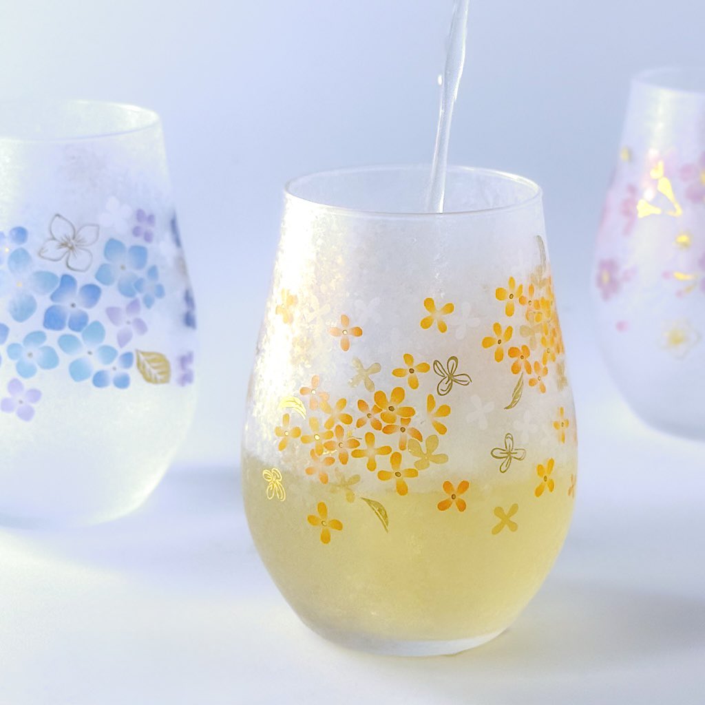 【hana no iro タンブラー】
ちょうど咲いた店先の紫陽花の前でパチリ📷

かわいらしさに一目惚れ✨
フロストガラスの透け感とゴールドのアクセント、そして季節を彩る花々
手のひらに四季を添える「大人カワイイ」タンブラーです

「母の日ギフト」にもおすすめなのです
umeto-ki.shop-pro.jp/?pid=191439330