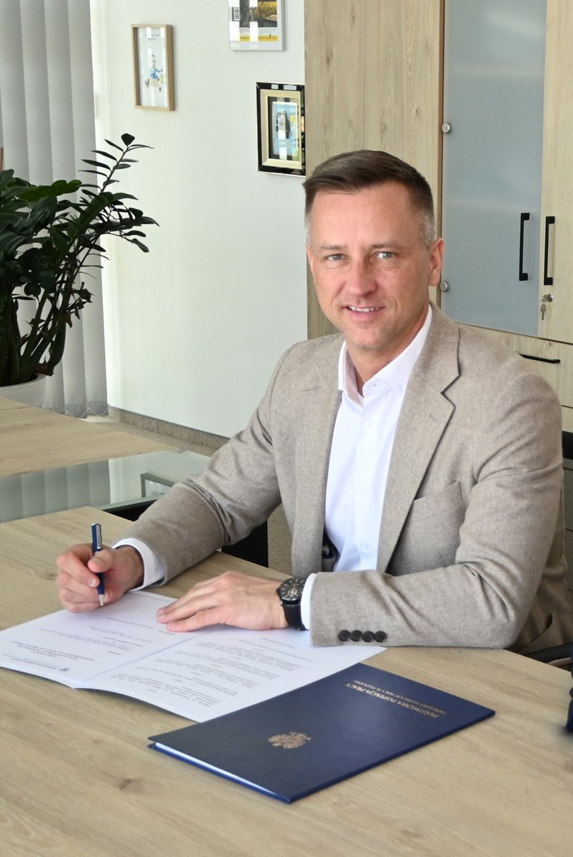 OPoznaniu's tweet photo. W siedzibie OIP Poznań 24.04.26 r. odbyło się spotkanie, którego celem było podpisanie współpracy w ramach „Partnerstwa na rzecz ochrony pracy”. Do sygnatariuszy dołączyła Grupa MTP reprezentowana przez Filipa Bittnera Wiceprezesa Zarządu. https://t.co/Sx9ooVZSkS