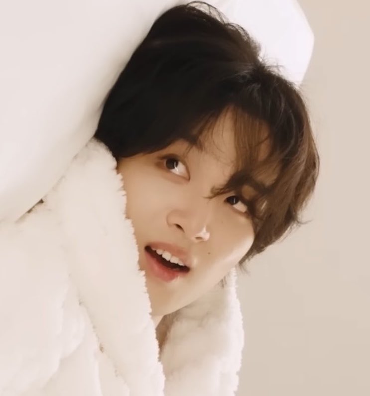 : อยู่แต่สปา เธอมาทะเลนะ
: ทราบค่ะ แต่ดิฉันร้อนค่ะ ดูแดดด้วยนะคะคุณสามี มันน่าออกจากที่ร่มหรือคะ?
: เธอ!
: แล้วมิทราบว่ายืนทำเอ็มวีเก๊กหล่อตรงนั้น ร้อนไหมคะ?
: ร้อน พอใจไหม?
: คิคิ