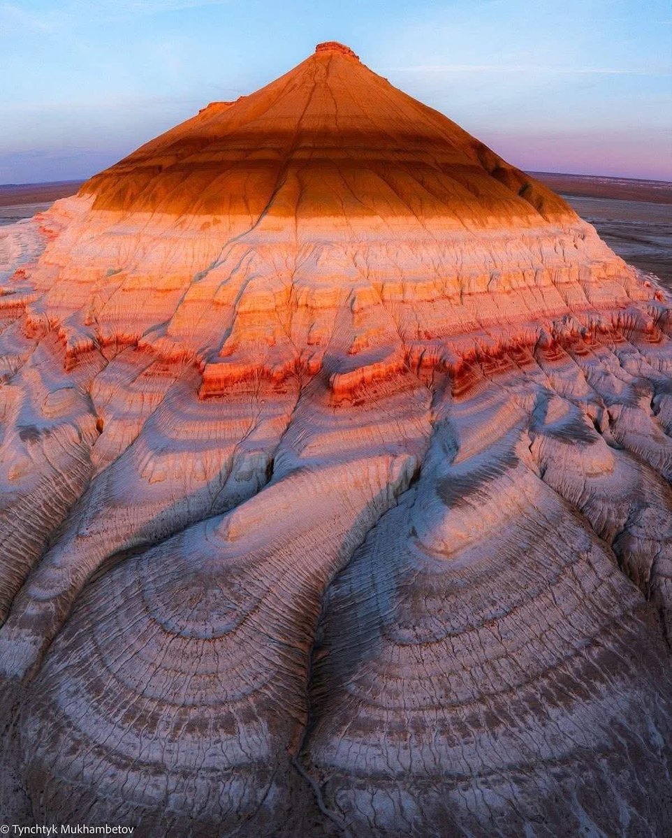 [ نَصٌ دافِئ ]

﴿وَمِنَ الجِبالِ جُدَدٌ بيضٌ وَحُمرٌ مُختَلِفٌ أَلوانُها﴾

سبحان الله!

____________
#يخبرني_الصباح
#حروف_وقهوة
#رباب_الكلم 
#زبرجد_حرف