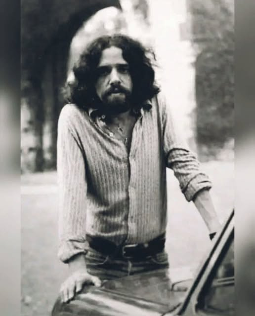 KateriSeraphina's tweet photo. On le qualifiait de « rebelle ». Il a été interné dans des établissements psychiatriques. Puis, en seulement deux semaines, il a rédigé un livre qui a touché plus de 150 millions de personnes.

L'histoire de Paulo Coelho dépasse le simple succès. C'est d'abord l'histoire d'un parcours.

Adolescent, il ne répondait pas aux attentes. Sa famille voulait un fils « comme il faut » : un avocat, un ingénieur, quelqu’un de stable.
Mais lui aspirait à la liberté, à l’art et à l’exploration spirituelle.
Dans le Brésil des années 1960, cela avait un prix.
Il fut interné de force à trois reprises dans des institutions psychiatriques. Électrochocs. Isolement. Médication. Pour les autres, c’était un « traitement ». Pour lui, ce fut le début de la découverte de sa véritable identité.
Lorsqu’il finit par sortir, il se fit une promesse : ne plus jamais vivre selon les règles d’autrui.
Les années passèrent. Il devint un auteur-compositeur à succès, gagna de l’argent et mena une vie trépidante. Mais au fond de lui, il manquait quelque chose.
Son véritable rêve — devenir écrivain — ne se concrétisait pas.
Tout bascula à l’âge de 38 ans.
Il entreprit le chemin de Saint-Jacques-de-Compostelle, un pèlerinage de 800 kilomètres. Pluie, chaleur, épuisement, silence. Des journées où l’abandon semblait la solution de facilité. Des nuits passées seul avec ses pensées.
Et là, quelque chose changea.
Une clarté paisible émergea.
Comme si la vie elle-même lui murmurait :
« Continue d’avancer. Tu es sur la bonne voie. »
C’est là que naquit l’idée.
L’idée que chaque être humain a une raison d’être. Une « Légende personnelle ».
Et que l’univers vient en aide à ceux qui ont le courage de la suivre.
En 1987, il s’assit à son bureau.
Et en l’espace de deux semaines environ, il écrivit *L’Alchimiste*.
Une histoire simple : un berger, un rêve, un voyage, un trésor… et la prise de conscience que ce que nous cherchons est souvent bien plus proche que nous ne le pensons.
Mais le monde n’y prêta aucune attention.
La première édition fut un échec.
Le livre disparut des rayonnages.
L’éditeur le laissa tomber.
La plupart des gens auraient baissé les bras.
Pas lui.
Il trouva un autre éditeur. Il repartit de zéro. Et alors, un phénomène rare se produisit : les gens commencèrent à se recommander le livre les uns aux autres.
Sans aucune campagne marketing.  Pas de grandes campagnes publicitaires.
Juste des lecteurs qui ont ressenti quelque chose de profond.
Un par un, le bouche-à-oreille s'est propagé.
Le Brésil. L'Amérique latine. Les États-Unis. Puis le monde entier.
Aujourd'hui, *L'Alchimiste* :
📷 s'est vendu à plus de 150 millions d'exemplaires
📷 est traduit dans plus de 80 langues
📷 est publié sans interruption depuis des décennies
📷 est offert lors des transitions de vie et des moments charnières
Pourquoi a-t-il trouvé un écho si profond ?
Parce qu'il ne s'agit pas seulement d'une histoire.
C'est la vie de quelqu'un qui :
— a été incompris
— a cherché un sens à son existence
— a connu l'échec
— et a pourtant continué d'avancer
C'est l'histoire de ceux qui n'abandonnent pas — même lorsque tout semble leur dire de le faire.
Et peut-être que la leçon est simple :
Parfois, pour se trouver soi-même, il faut aller loin.
Parfois, pour comprendre ce qui compte vraiment, il faut se perdre.
Et parfois… la seule chose qui importe, c'est de ne pas renoncer.
 Avez-vous lu *L'Alchimiste* ? Qu'a-t-il représenté pour vous ?