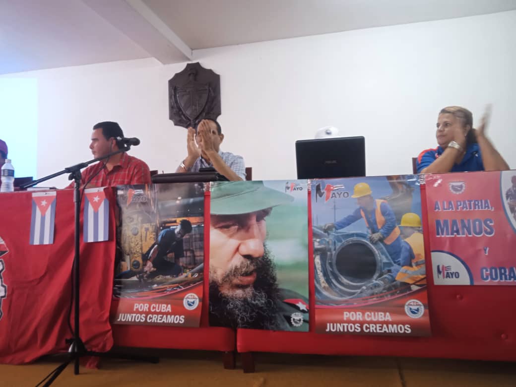 Desde #LaHabanadeTodos, reunidos en apretado grupo, los trabajadores alistan detalles ,para protagonizar la jornada por el Primero de Mayo, en la cual #CubaSeDefiende.#GirónEsHoy