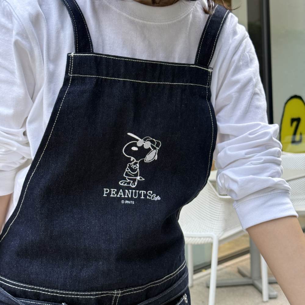 \ 10th ANNIVERSARY!!! /

PEANUTS Cafe “10周年”を記念した限定アイテムをご紹介！

Lineup｜13
ジョー・クールのスペシャルアートをモチーフにしたデニムエプロン。
フロントスリット入りで動きやすく、ペン差し付きの大きめポケットで、使い勝手の良さも魅力です。 
online.peanutscafe.jp/collections/jo…