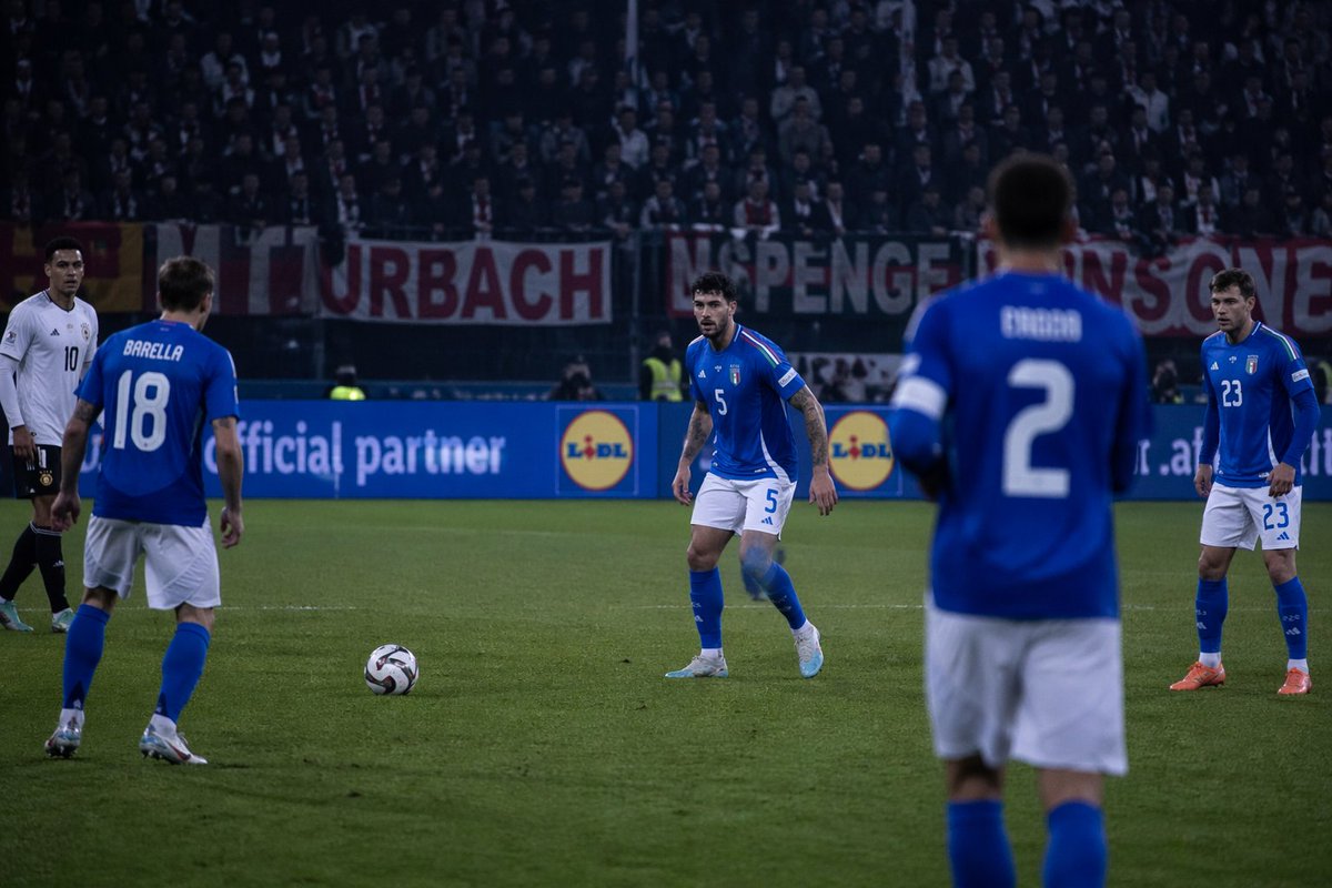 bongtvcom's tweet photo. Italy World Cup khủng hoảng với xG thấp build up chậm pressing rỗng

Chuyện Italy World Cup bị kéo vào drama “thay Iran” thực ra vô nghĩa. Vấn đề thật đơn giản hơn nhiều: với cái cách họ đang đá, có vé cũng chỉ để làm nền.
Nhìn thẳng vào số liệu: xG Italy thấp một cách ổn định.
Cầm bóng nhiều nhưng không tạo ra cơ hội tương xứng – đấy là dấu hiệu của một hệ thống có vấn đề, không phải phong độ.

Build up Italy đang tự bóp nghẹt chính họ
Cái gọi là build up Italy nghe thì hiện đại, nhưng thực tế lại chậm và dễ đoán.
Triển khai từ trung vệ quá lâu
Thiếu đường chuyền xuyên tuyến
Không có người chạy phá hàng thủ
Hệ quả là gì?
Bóng đến khu vực tấn công nhưng không tạo được lợi thế vị trí.
Đấy là lý do vì sao xG Italy luôn thấp dù tỷ lệ kiểm soát bóng cao.

High pressing Italy chỉ là lớp sơn
Nghe thì có vẻ pressing, nhưng high pressing Italy thực chất không có cấu trúc rõ ràng.
Không có pressing trigger cụ thể
Khoảng cách đội hình bị kéo giãn
Tuyến giữa không khóa được hướng chuyền
Khi đối thủ thoát pressing, toàn bộ hệ thống lập tức lộ khoảng trống.
Đó là lúc xGA Italy tăng vọt trong những tình huống chuyển đổi.

Final third Italy là điểm chết
Đưa bóng vào được khu vực cuối sân không phải vấn đề.
Giữ được chất lượng tấn công mới là vấn đề.
Trong final third Italy:
Thiếu các pha cut-back rõ ràng
Ít tình huống khai thác zone 14
Shot quality thấp → kéo theo xG Italy thấp
Nói thẳng: họ không có cơ chế tạo cơ hội, chỉ đang hy vọng.

xGA Italy không cứu nổi sự thật
Nhiều người sẽ nói xGA Italy không quá tệ. Đúng.
Nhưng đó là bề mặt.
Khi bị kéo vào transition nhanh, hệ thống phòng ngự lập tức mất kiểm soát.
Những bàn thua đến theo cách giống nhau – khoảng trống phía sau pressing.
Italy World Cup không phải câu chuyện bị đối xử bất công.

Đó là kết quả của:
xG Italy thấp vì tấn công vô hại
build up Italy chậm vì thiếu ý tưởng
high pressing Italy rỗng vì thiếu cấu trúc
final third Italy bế tắc vì không có pattern
xGA Italy lộ điểm yếu khi bị phản công
Một đội như vậy, có được nhắc tên ở World Cup cũng chỉ là… cho đủ số.