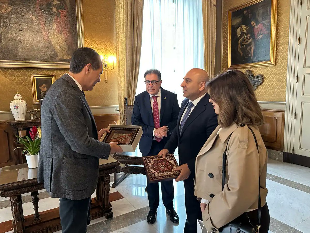 rashadaslan's tweet image. Durante la mia visita alla città di #Catania, nel corso dell’incontro con il Sindaco Enrico Trantino, abbiamo parlato del #WUF13 che si terrà a #Baku e approfondito le opportunità di cooperazione in ambito culturale con la @ComunediCatania.