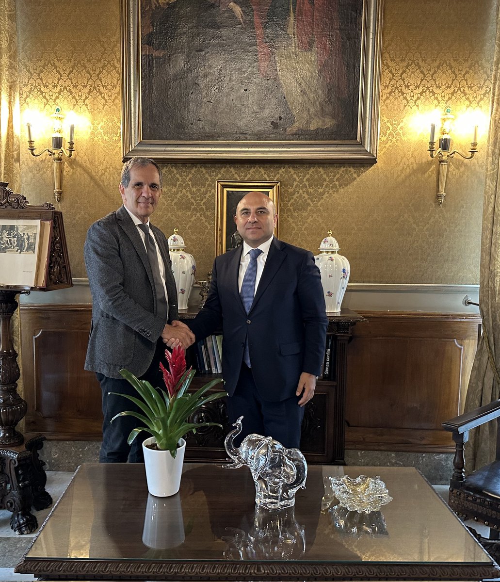 rashadaslan's tweet image. Durante la mia visita alla città di #Catania, nel corso dell’incontro con il Sindaco Enrico Trantino, abbiamo parlato del #WUF13 che si terrà a #Baku e approfondito le opportunità di cooperazione in ambito culturale con la @ComunediCatania.