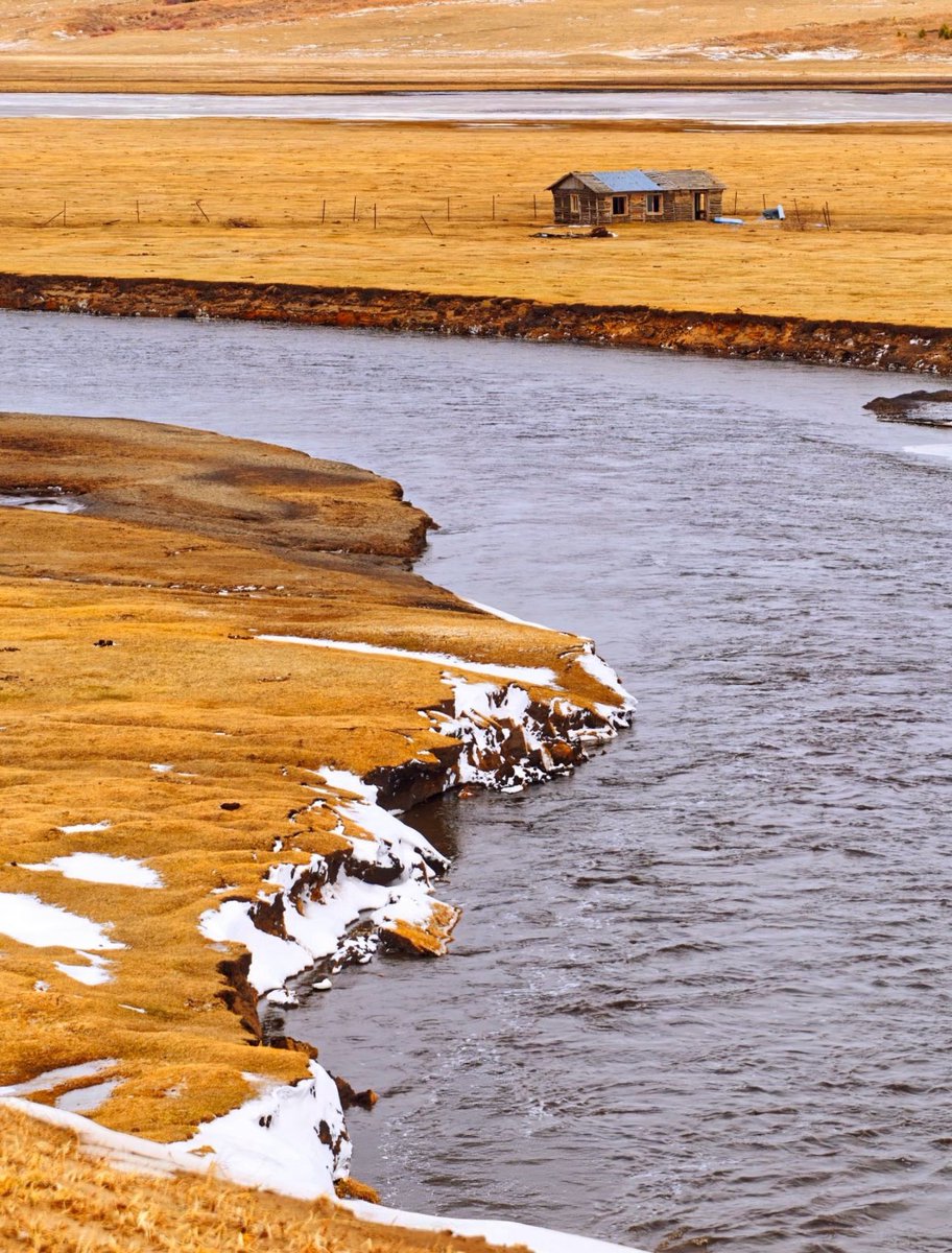 InnerMongolia22's tweet image. #Snow in #spring? In #HulunBuir, it happens.

In April, just as the grasslands begin to warm and rivers start to flow, a light snowfall can drift in. It settles over dry grass and along the riverbanks, as if pressing pause on spring for a moment.
(Photo Credit: LIJIAMAO_)